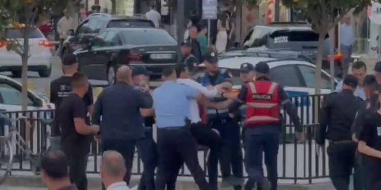 “MOS MË PREK ME DORË”/ Momenti kur shoqërohet në polici kandidati i PD-së Fatjon Semanjaku