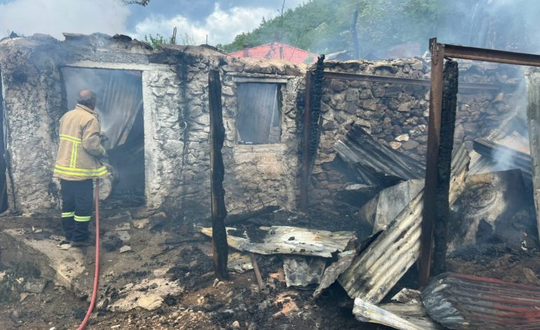 ZJARR NË FSHATIN MESUL/ Shkrumbohet nga flakët kasollja dhe kafshët brenda saj