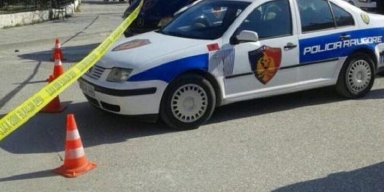 E RËNDË/ Aksident në Peshkopi, makina del nga rruga, përplas efektivin e policisë