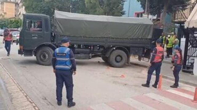 ZGJEDHJET E 11 MAJIT/ Materialet zgjedhore mbërrijnë në Sarandë, shoqërohen nën masa të rrepta sigurie