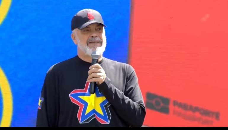 “AH VDEKSHA UNË PËR TY…”/ Kryeministrin e ndërpret demokrati me ‘Rama ik!’: Të keqen o hudhër, po e prisja! Ishte dhe me flokë të lagur…