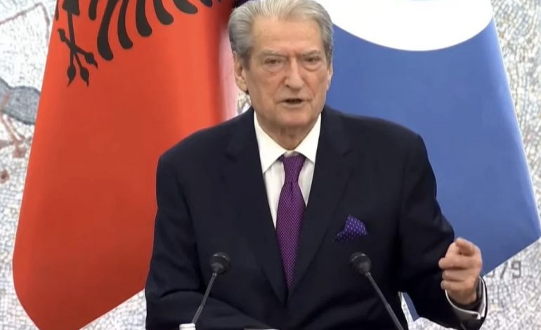 BERISHA MUND TË UDHËTOJË DREJT SHBA-së? Precedentët me Maduron, Ahmadinexhadin dhe zyrtarë rusë që morën vizë me statusin ‘non grata’