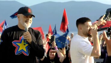 “NUK ËSHTË NGA VLORA…”/ Rama këndon bashkë me Noizyn në skenë: Të këndojmë gjithë bashkë, të ngremë lart flamujt kuq e zi