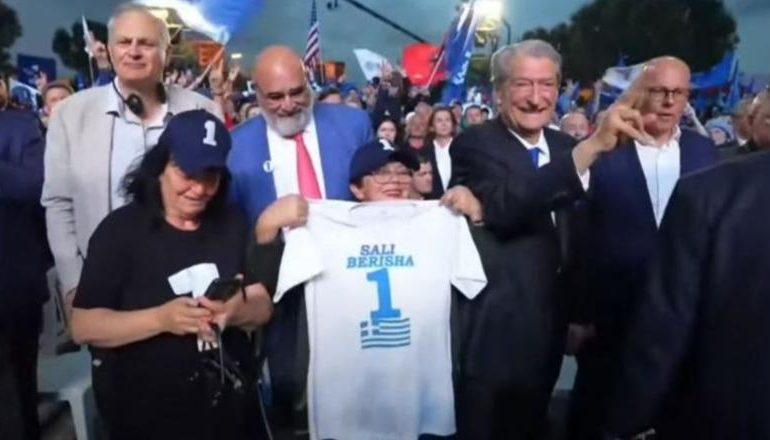 MITINGU I PD/ Berisha merr ‘mbështetje’ edhe nga Greqia! Emri i tij i stampuar mbi flamurin helen