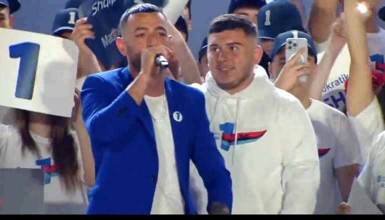 “MË THA JE NË PARTINË E GABUAR…”/ Stresi fushatë me Berishën, i dedikon këngë kreut të PD