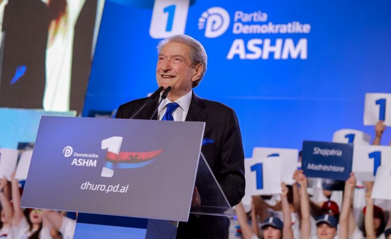 MBYLLJA E FUSHATËS/ Berisha thirrje të rinjve: Ju jepet shansi për të shpëtuar Shqipërinë…