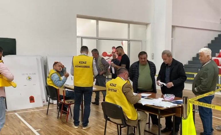 NIS SHPËRNDARJA E MATERIALEVE ZGJEDHORE NË POGRADEC/ Për herë të parë votojnë edhe gratë e dënuara në burgun e Pojskës