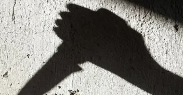 I BËRI PRITË POSHTË SHTËPISË/ I riu shqiptar plagos me thikë oficerin e policisë në Greqi