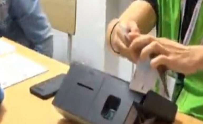 ZGJEDHJET/ Nis zyrtarisht procesi i votimit në të gjitha qarqet, votojnë qytetarët e parë