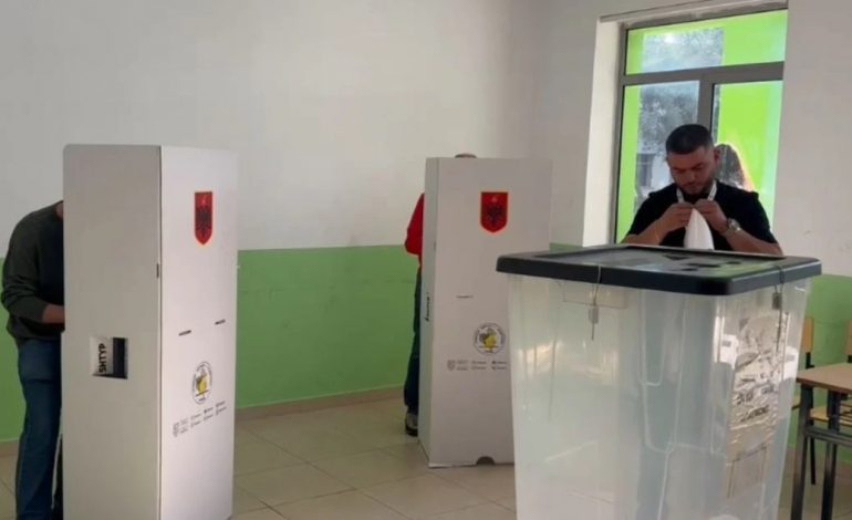 E PAZAKONTË NË FUSHË KRUJË/ Qtetari kërkon të votojë edhe për bashkëshorten