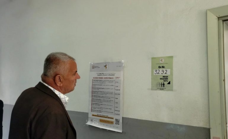 QENDRA E VOTIMIT PA DRITA/ Nis me vonesë votimi në Berat
