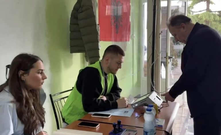 SHQIPËRIA VOTON/ OSBE vëzhgon nisjen e procesit në Pogradec