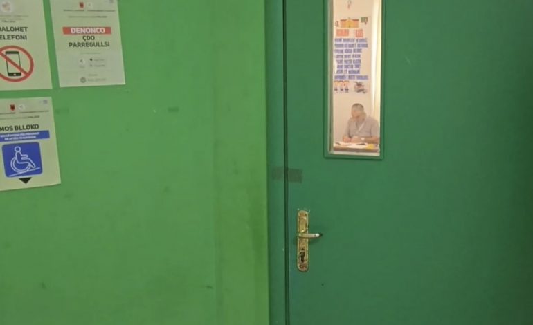 ZGJEDHJET/ Probleme me identifikimin biometrik të votuesve në Shijak, pajisja nuk ka arritur të njohë shenjat e gishtërinjve