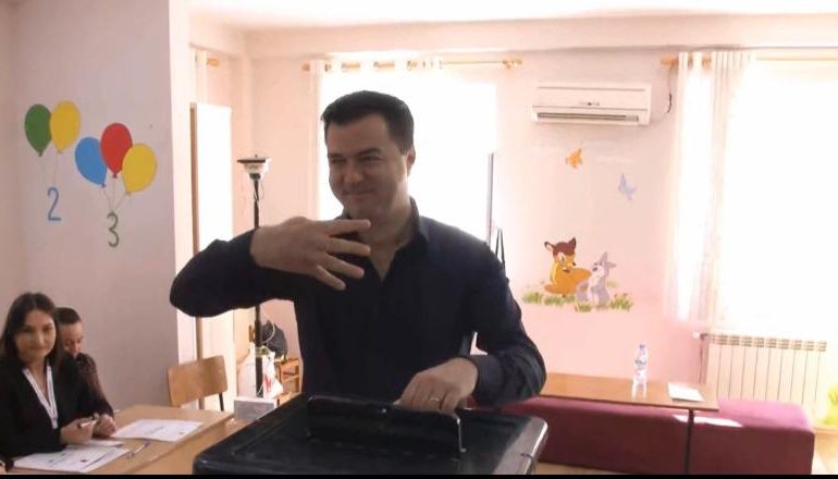 VOTON BASHKË ME VAJZËN/ Basha thirrje të rinjve: Sot keni një të drejtë të çmuar