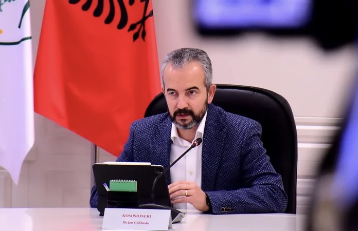KANDIDATËT PËR DEPUTET TENTOJNË TË FUTEN NË QENDRAT E VOTIMIT/ Reagon KQZ: Është e ndaluar, respektoni ligjin