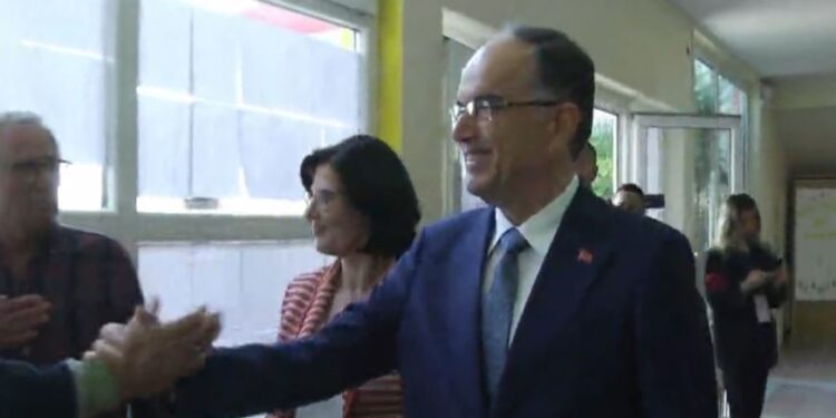 I SHOQËRUAR NGA BASHKËSHORTJA/ Voton Presidenti Bajram Begaj! Mesazhi i Kreut të Shtetit