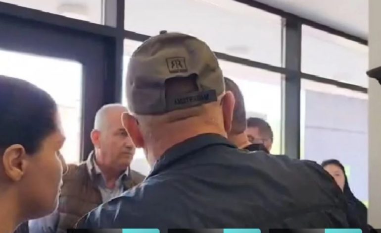 “S’KA BURRË NËNE”/ Përplasje fizike në Lushnje. Ndërhyn policia, pezullohet votimi