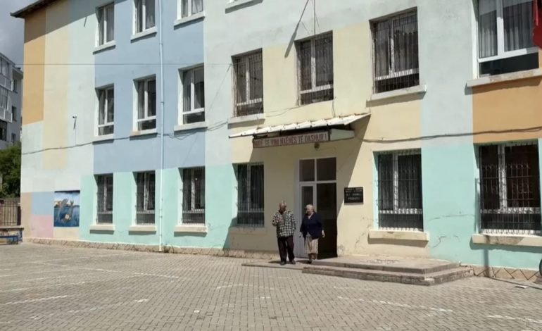 “PLAS” GRUSHTI NË QENDRËN E VOTIMIT NË POGRADEC/ Eksponenti i PD-së godet komisionerin e PS, përfundon në komisariat