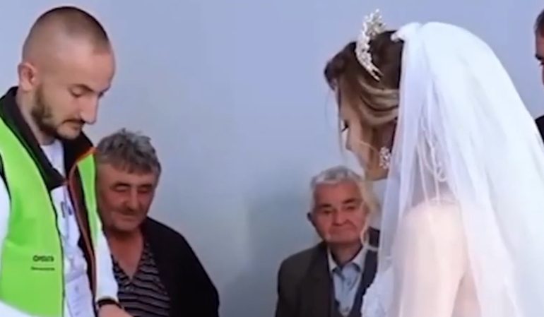 PAMJET NGA ELBASANI/ Moment i veçantë, me vello të bardhë nusja shkon të votojë në ditën e dasmës