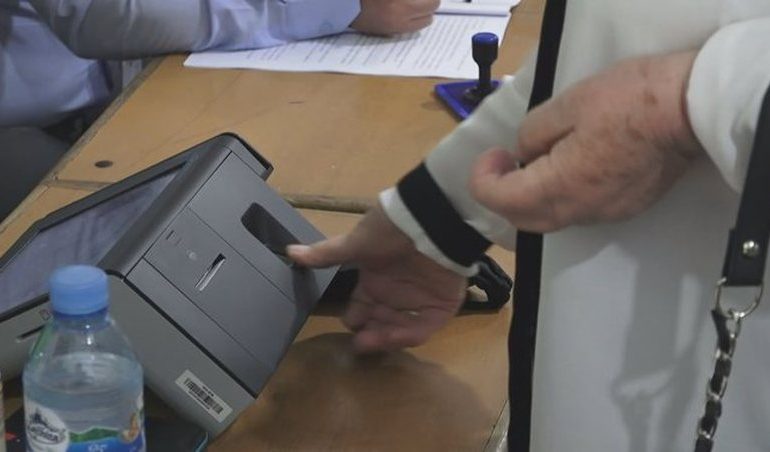SHQIPËRIA VOTON/ Përfaqësuesit e PD bllokojnë votimin në fshatin Gjoroven, në Poliçan sherr mes komisionerëve