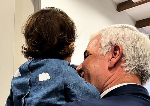 ZGJEDHJET/ Fatmir Xhafaj voton në Parkun Olimpik, i shoqëruar nga bashkëshortja dhe mbesa