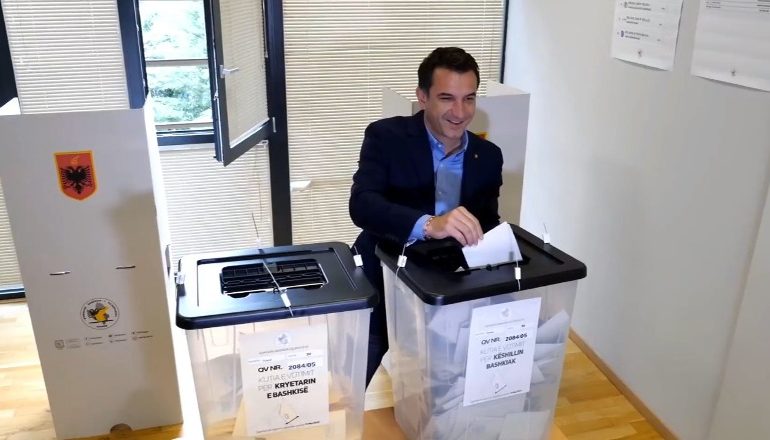 ZGJEDHJET/ Voton në ambientet e paraburgimit të Durrësit, kryebashkiaku i Tiranes, Erion Veliaj