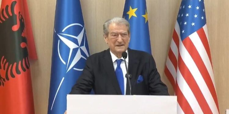 BERISHA THYEN HESHTJEN ZGJEDHORE/ Del në deklaratë për media: Voto për veten tënde, ai që shkelë ligjin do mbajë përgjegjësi