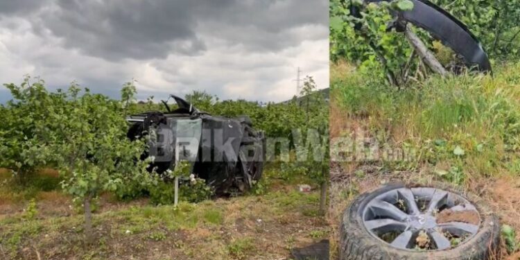 AKSIDENT I FRIKSHËM NË AKSIN RRUGOR KORÇË-POGRADEC/ Automjeti përfundon disa metra larg rrugës, plagosen shoferi dhe një e mitur