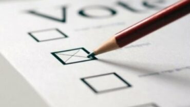 PËRFUNDON ORARI ZYRTAR I VOTIMIT/ Procesi vijon ende, në disa QV ka akoma qytetarë që po votojnë
