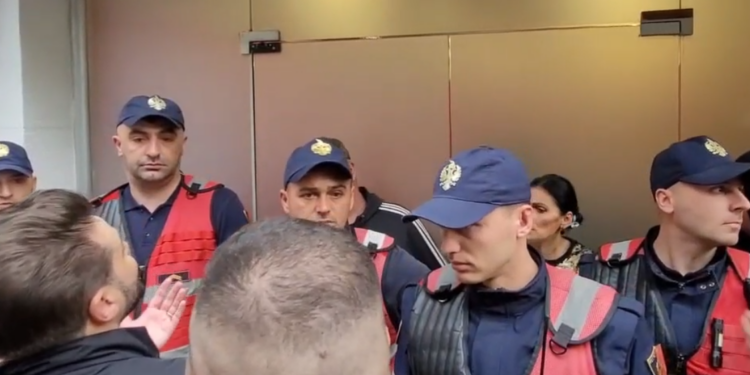 TENSIONE NË NJË ZYRË ELEKTORALE/ Ndërhyn policia! I pranishëm Belind Këlliçi dhe Tedi Blushi