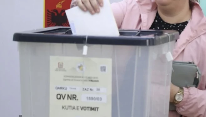 PAS PËRFUNDIMIT TË ORARIT ZYRTAR/ Nis dorëzimi i kutive me fletët e votimit