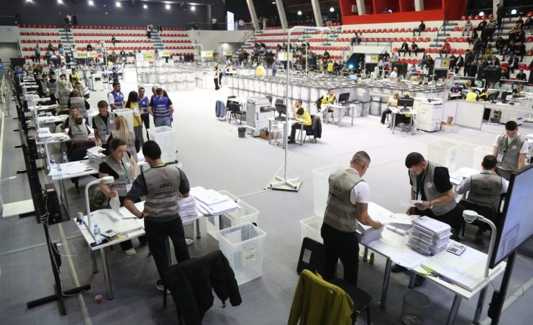 ZGJEDHJET/ Prej më shumë se 2 orësh procesi i numërimit për votën e diasporës i ndërprerë, ja si ndahen shifrat deri tani