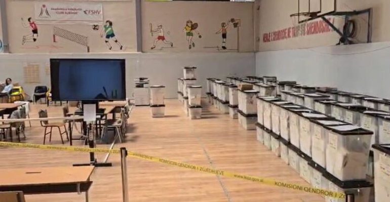 SHERR MES VOTUESVE NË QENDRËN E VOTIMIT NË TIRANË/ Shoqërohen në polici shtatë persona