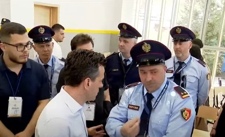 “PO VJEDHIN VOTAT…”/ Agron Shehaj përplaset me efektivët në KZAZ nr 40 në Tiranë