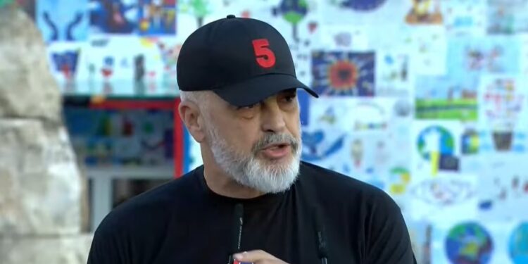 “E PAMUNDUR TË THEM ATË QË NDJEJ”/ Rama në sheshin Skënderbej: Fitore historike! Shqiptarët na besuan mandatin e katërt