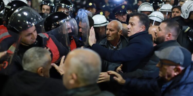PROTESTA NË DITËN E SAMITIT/ Policia nuk i jep leje PD-së: Shkelet perimetri i sigurisë