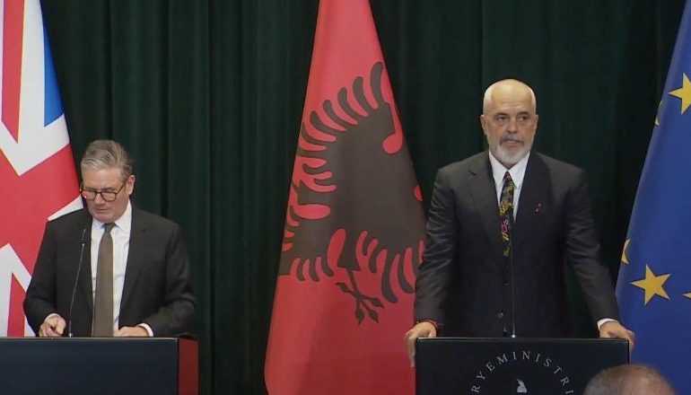 KONFERENCA/ Starmer: Krijuam një model të veçantë që patëm atë ulje drastike në 2024 të emigrantëve të paligjshëm