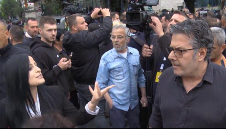 PROTESTA E OPOZITËS/ Deputetët dhe militantët e PD përplasen me gazetarët dhe operatorët