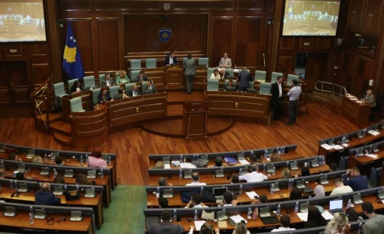 VIJON NGËRÇI POLITIK NË KOSOVË/ Deputetët mblidhen sot në tentativën e 17-të për konstituimin e Kuvendit