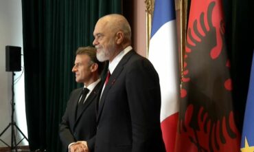PAMJET/ Presidenti francez Macron mbërrin në Kryeministri, pritet nga Rama