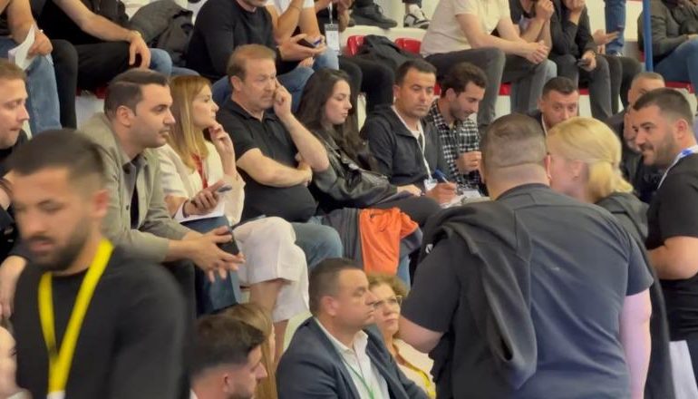 TENSIONOHET SITUATA NË NUMËRIMIN E VOTAVE NË LEZHË/ Manja përplaset me Këlliçin dhe Gjin Gjonin: Kujdes të kam fal njëherë ke shkuar…