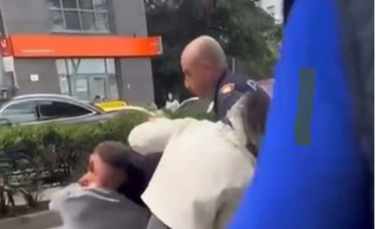 SHERR I DHUNSHËM NË TIRANË/ Qytetari merr pistoletën e policit dhe tenton të qëllojë (VIDEO)