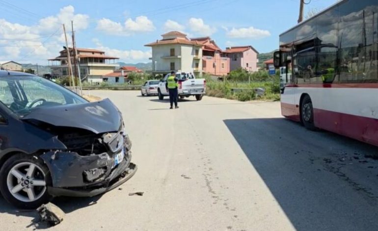 AKSIDENT I RËNDË NË FIER/ Automjeti përplaset me autobusin, shoferi niset me urgjencë në spital