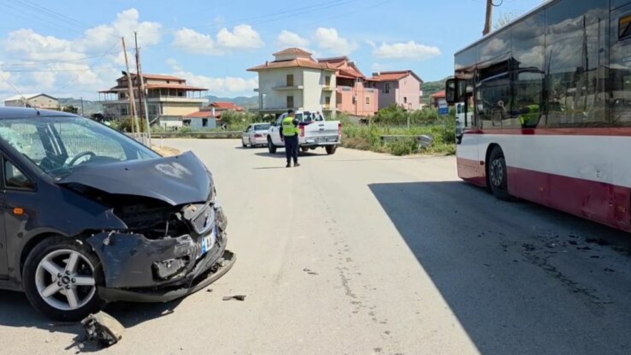 AKSIDENT I RËNDË NË FIER/ Automjeti përplaset me autobusin, shoferi niset me urgjencë në spital