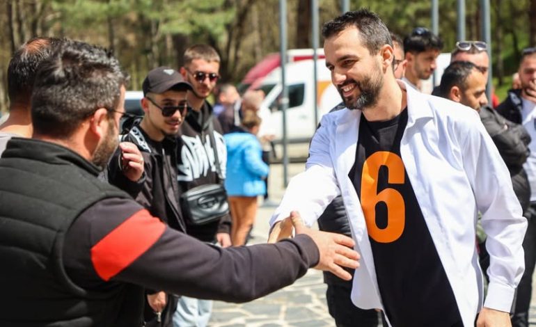 “DO VIJMË T’JU SHTRËNGOJMË DORËN…”/ Adriatik Lapaj: Gur gur do bëhet mur, e mur mur do bëhet urë
