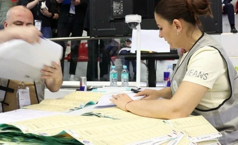 PËRFUNDON NUMËRIMI PËR KANDIDATËT NË LEZHË/ Admir Kadeli i PS-së i merr mandatin Marjeta Nelit me vetëm 26 vota diferencë