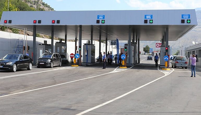 E PËSOJNË KEQ/ Lejuan një kamion me drogë të kalonte kufirin te ‘Hani i Hotit’, në pranga 3 policë dhe 1 doganier