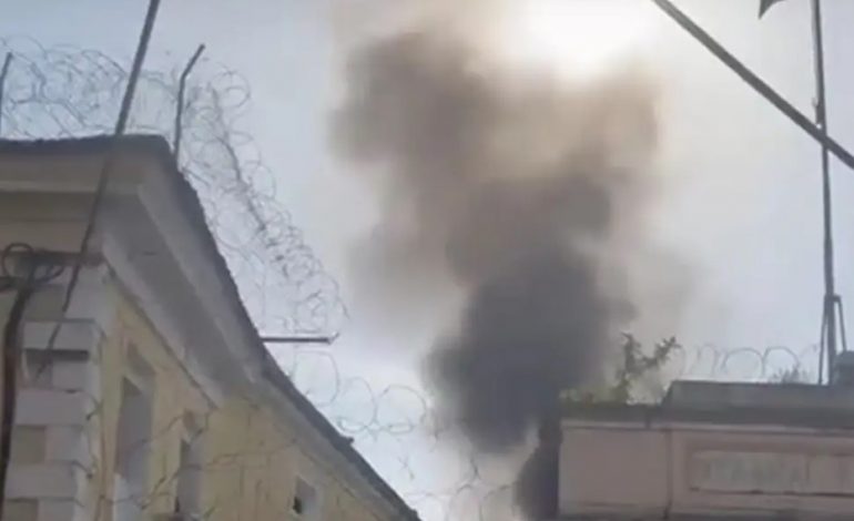 PAMJET/ Të burgosurit shqiptarë i vënë flakën dyshekëve, protestojnë kundër kontrolleve në qelitë e tyre në Korfuz