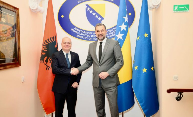 VIZITA ZYRTARE NË BOSNJE/ Ministri Hasani takon homologun Konaković dhe përuron Ambasadën Shqiptare: Tirana e Sarajeva, krah për krah…