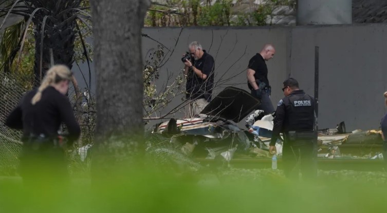 AKSIDENT AJROR NË SAN DIEGO/ Aeroplani rrëzohet në një zonë të banuar, përfshihen nga flakët e zjarrit disa banesa dhe makina